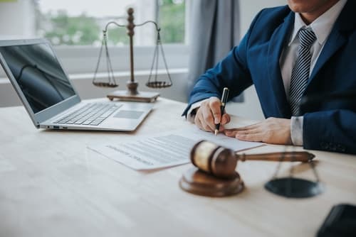 إعداد وصياغة العقود والمذكرات القانونية